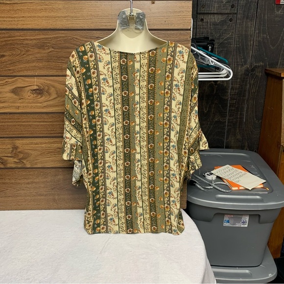 Andree by Unit medium green floral deep arm hole top super cute - Picture 2 of 7